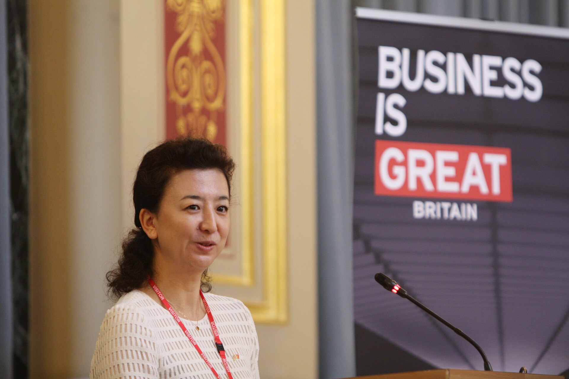 China Entrepreneur Club Secretary General Maggie Cheng speaking at a breakfast meeting with Lord Livingston, Minister of State for Trade and Investment in London, 1 May 2014.